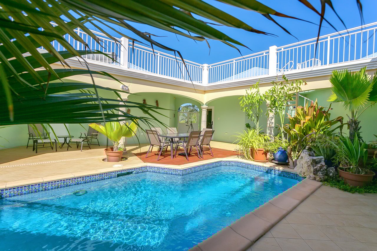 Octagon Villa West End