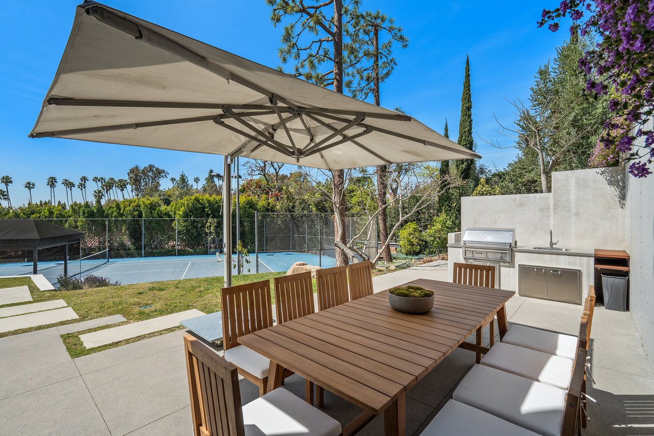  A Beverly Hills Architectural Masterpiece – Where Modern Luxury Meets Timeless Elegance