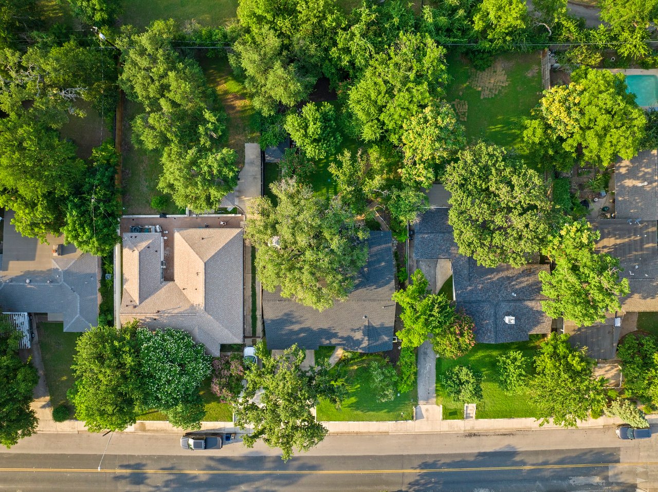 Aerial view of the tree-canopied Tarrytown, Austin neighborhood.