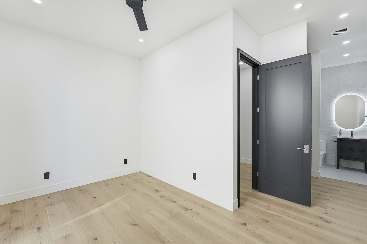 3106 N VALENCIA Lane