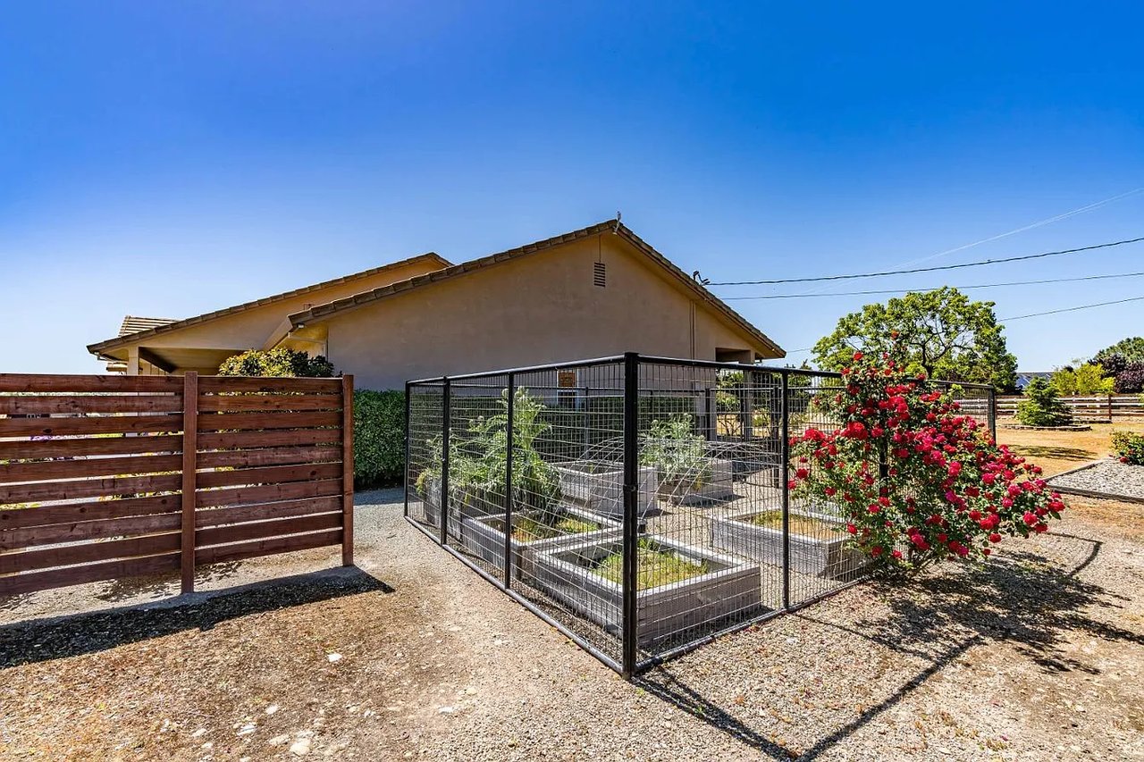 3221 Crestview Dr