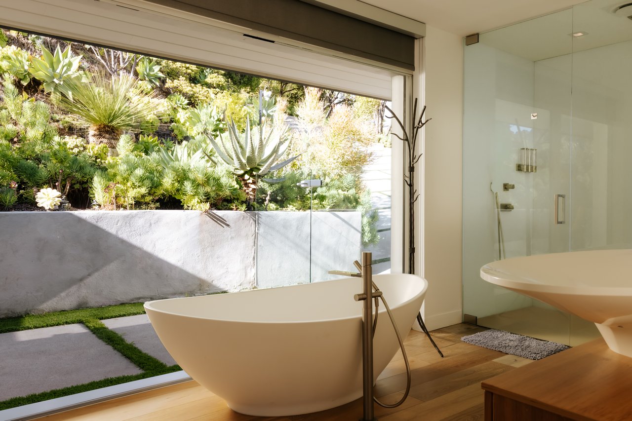 2402 Carman Crest Dr