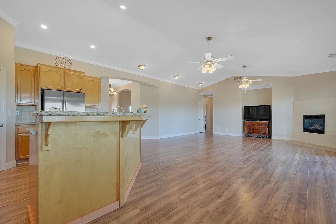 3221 Crestview Dr