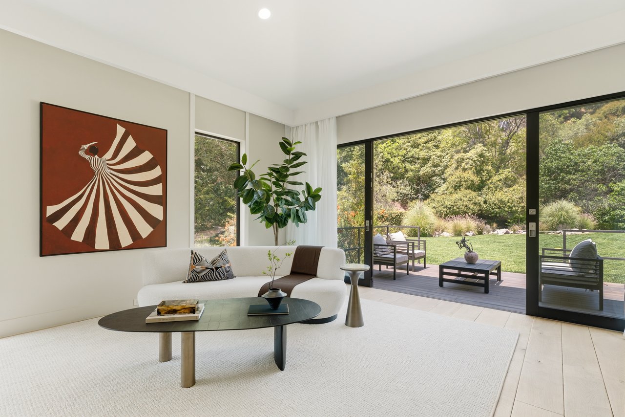 Bowmont Dr, 90210