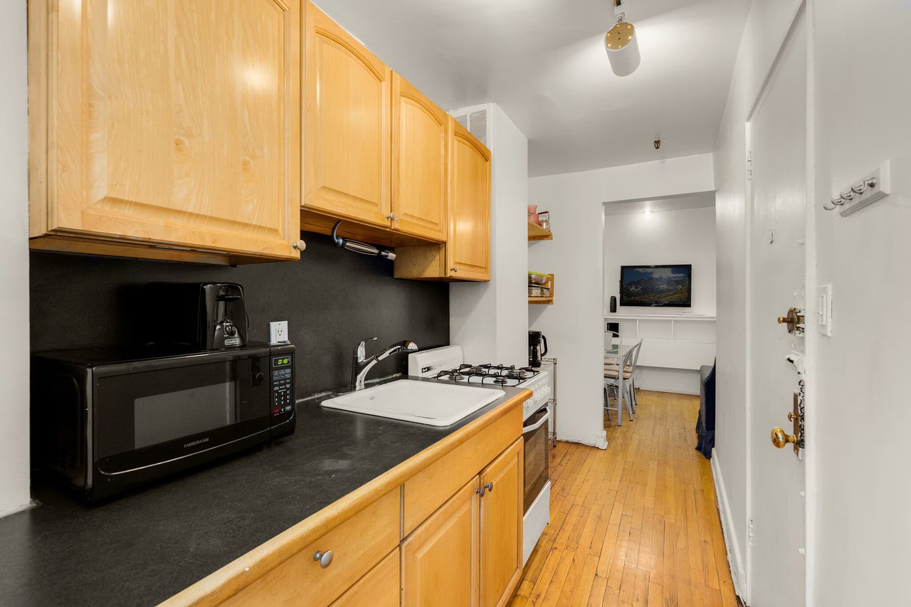 206-208 E 35th St - Building