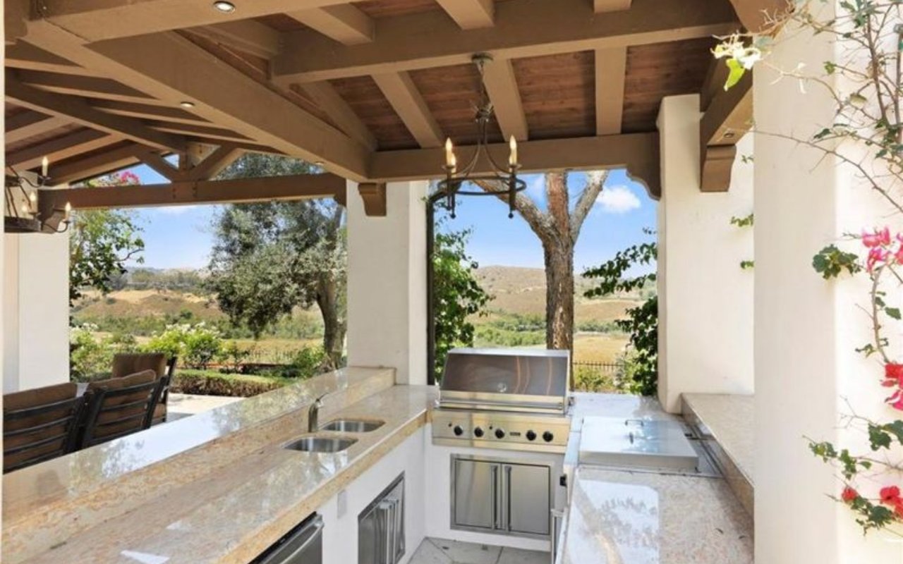 Traditional Elegance: 22 Jewel Flower in Shady Canyon