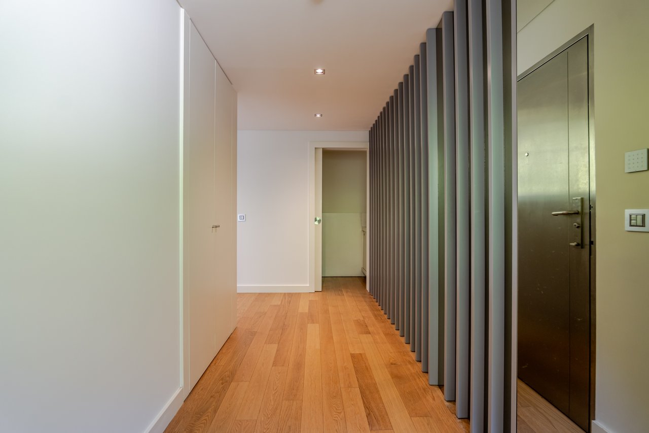 Sophisticated Three-Bedroom Apartment in Porto