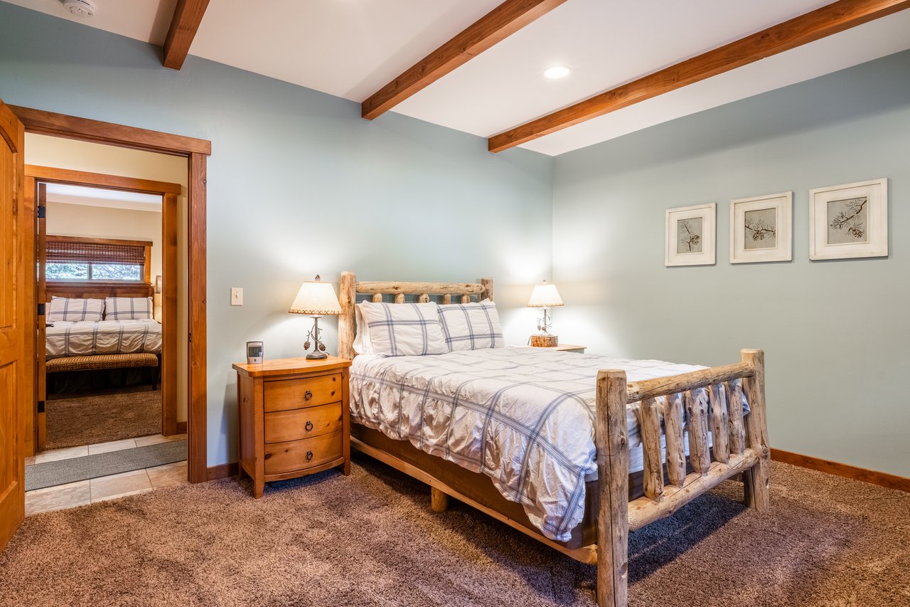 Private Cabin with hot tub, walk to village