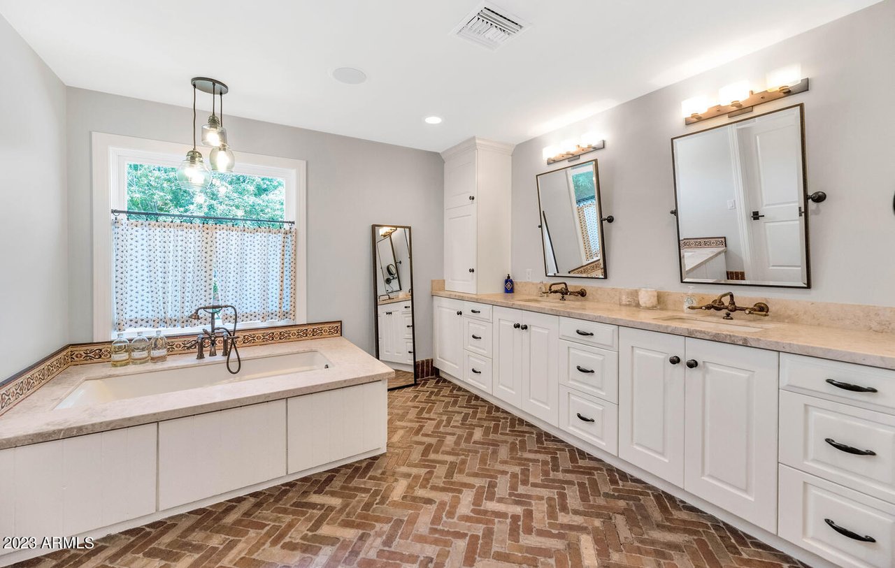 Just Sold: 4474 E Calle Del Norte