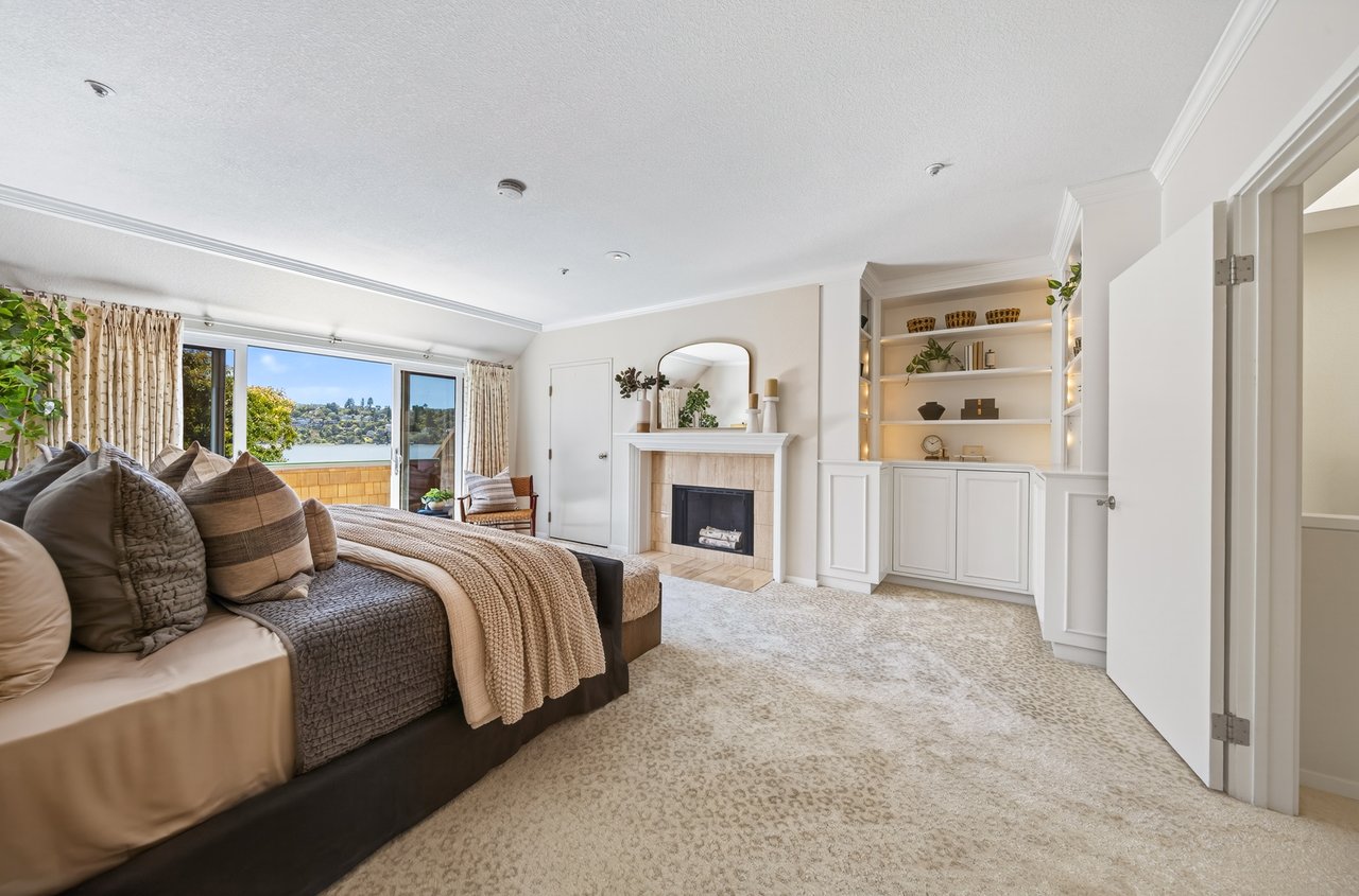 Luxurious End Unit in Point Tiburon