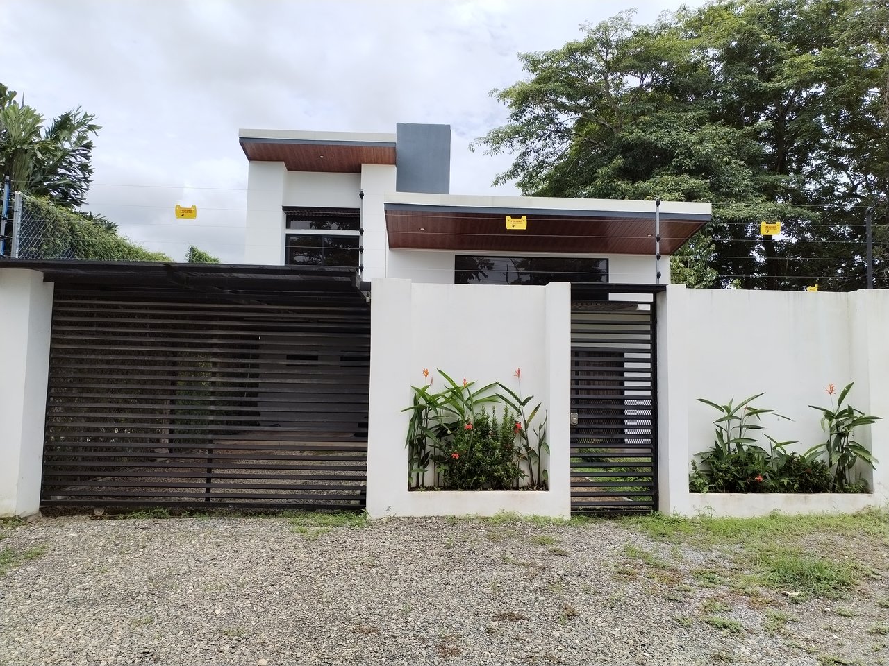 Uncle's House: Contemporary Home for Sale in Uvita - Close to the Beach!