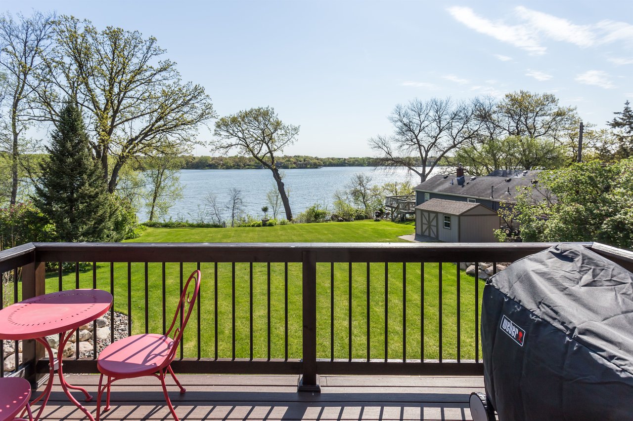 Beautiful Custom Home on Lake Johanna