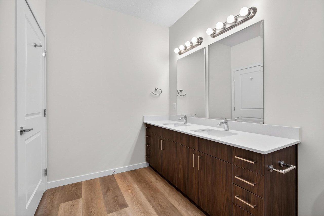 983 W State St B-304