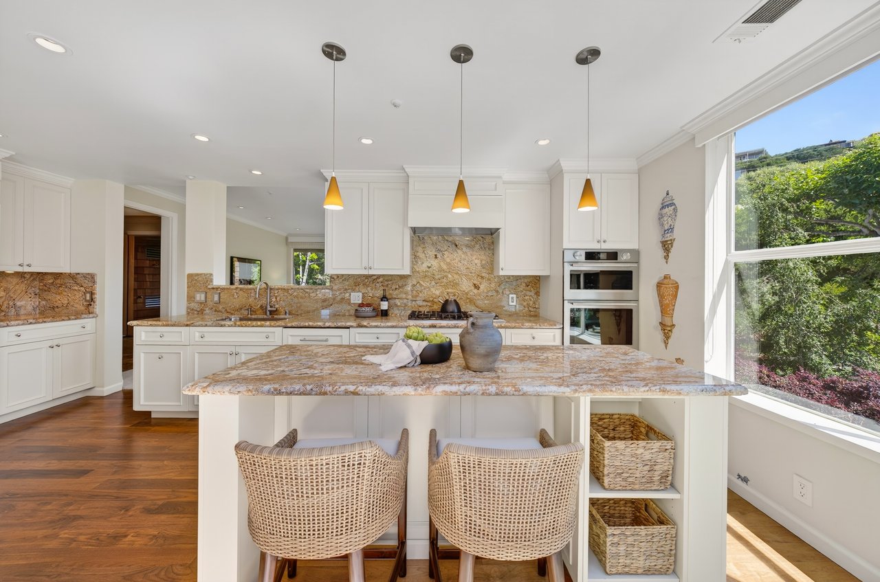 Luxurious End Unit in Point Tiburon