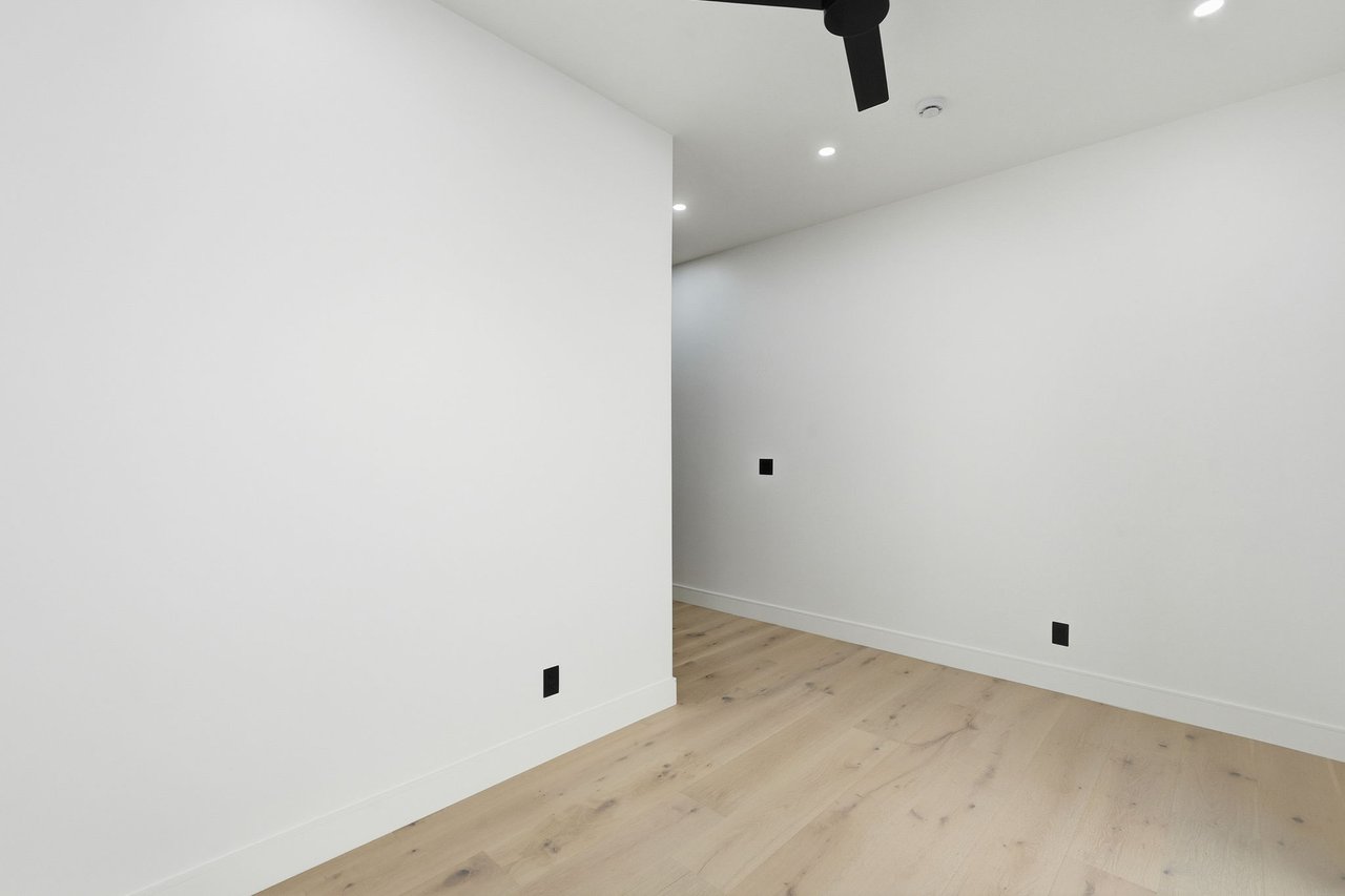 3106 N VALENCIA Lane