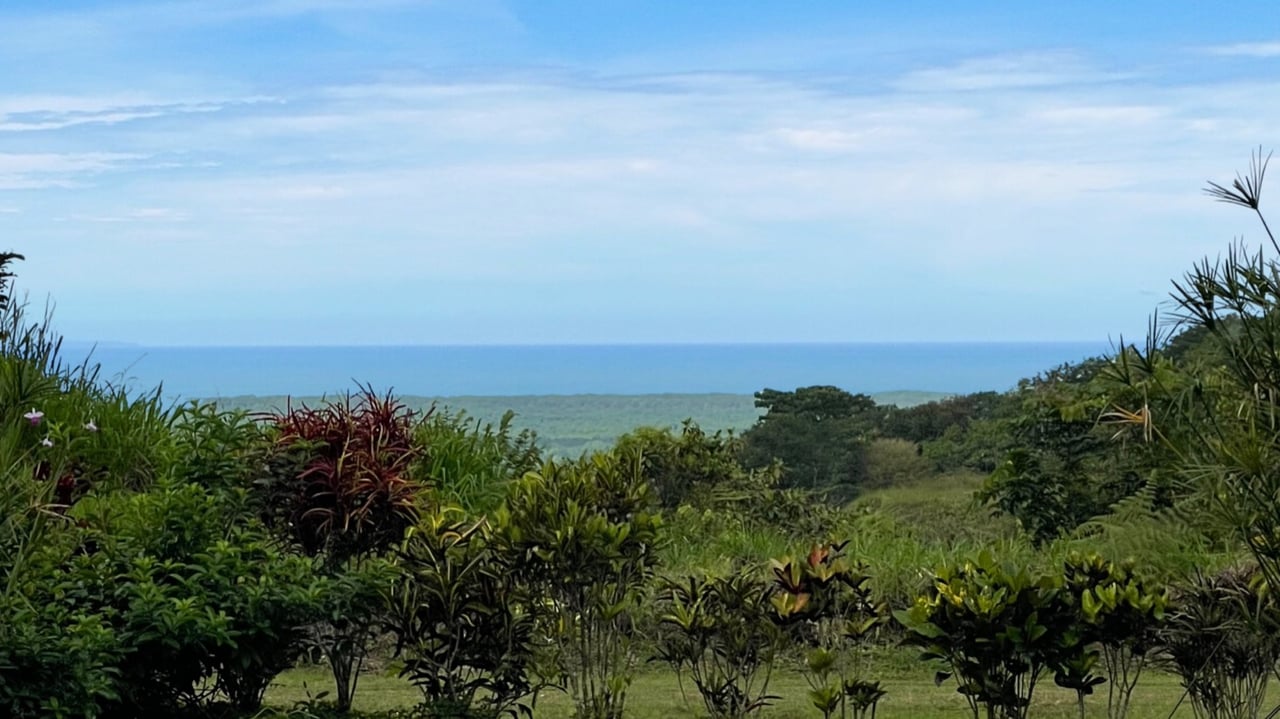 Tropical Turnkey Retreat in Gated Community