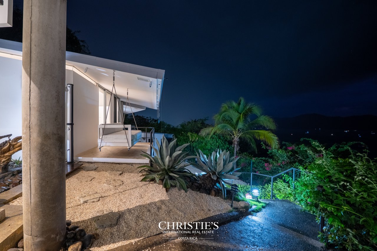 Casa Holmes: Award-Winning Glass House with Ocean Views