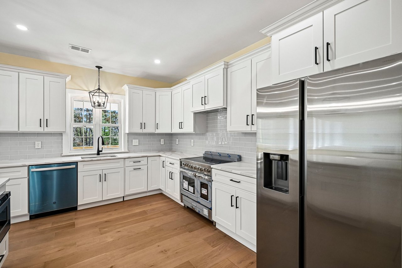 33 Seabiscuit Dr, Plymouth, MA 02360