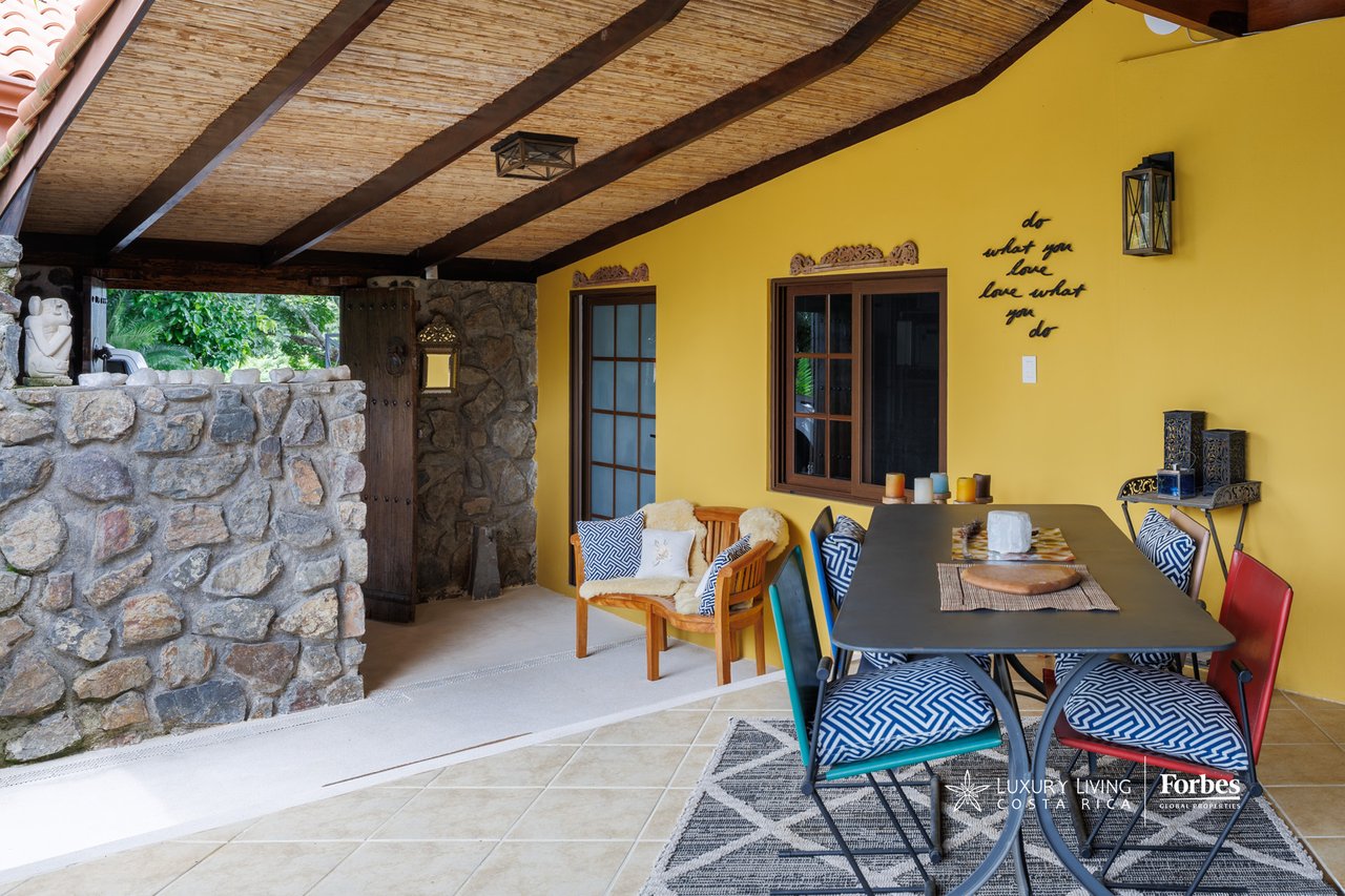 21476 - House: Balinese-Inspired Luxury Home for Sale in Atenas