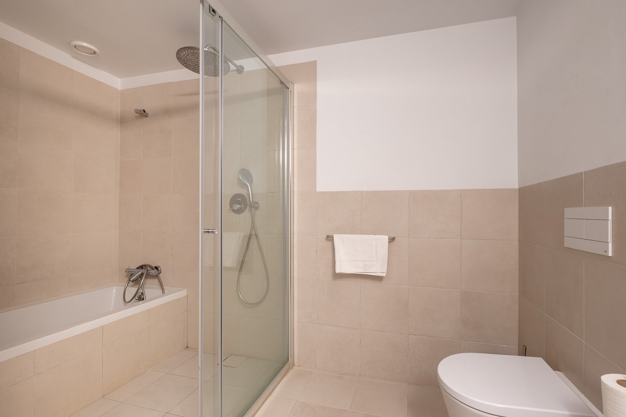 Chic 2-Bedroom Apartment with AL License in Central Porto – Ideal Investment or Pied-à-Terre in Portugal’s Most Dynamic City