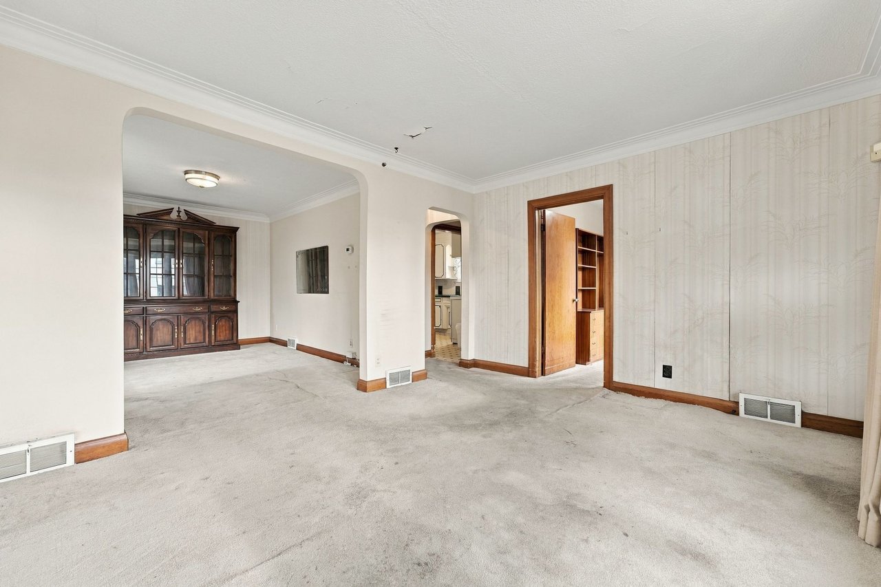 989 Pelham Ave
