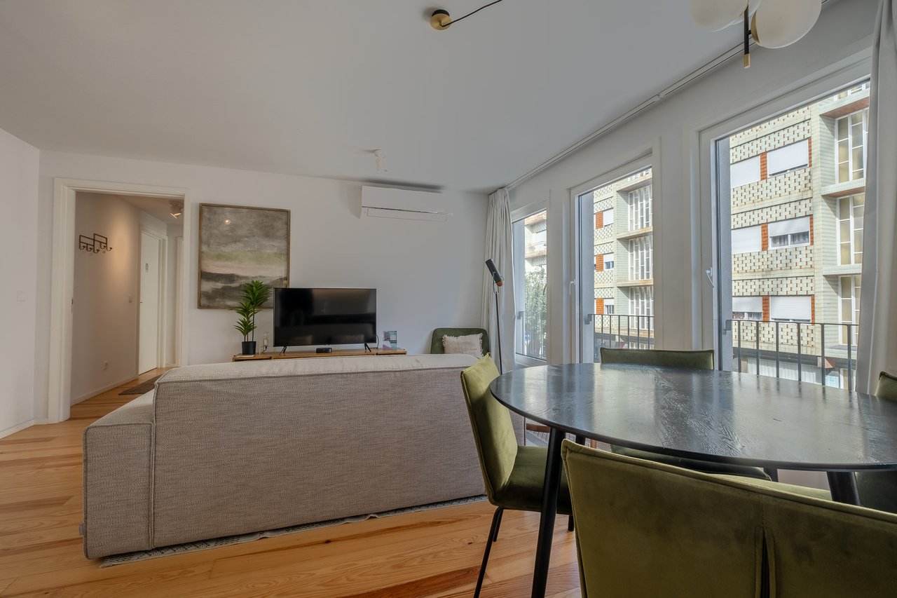 Chic 2-Bedroom Apartment with AL License in Central Porto – Ideal Investment or Pied-à-Terre in Portugal’s Most Dynamic City