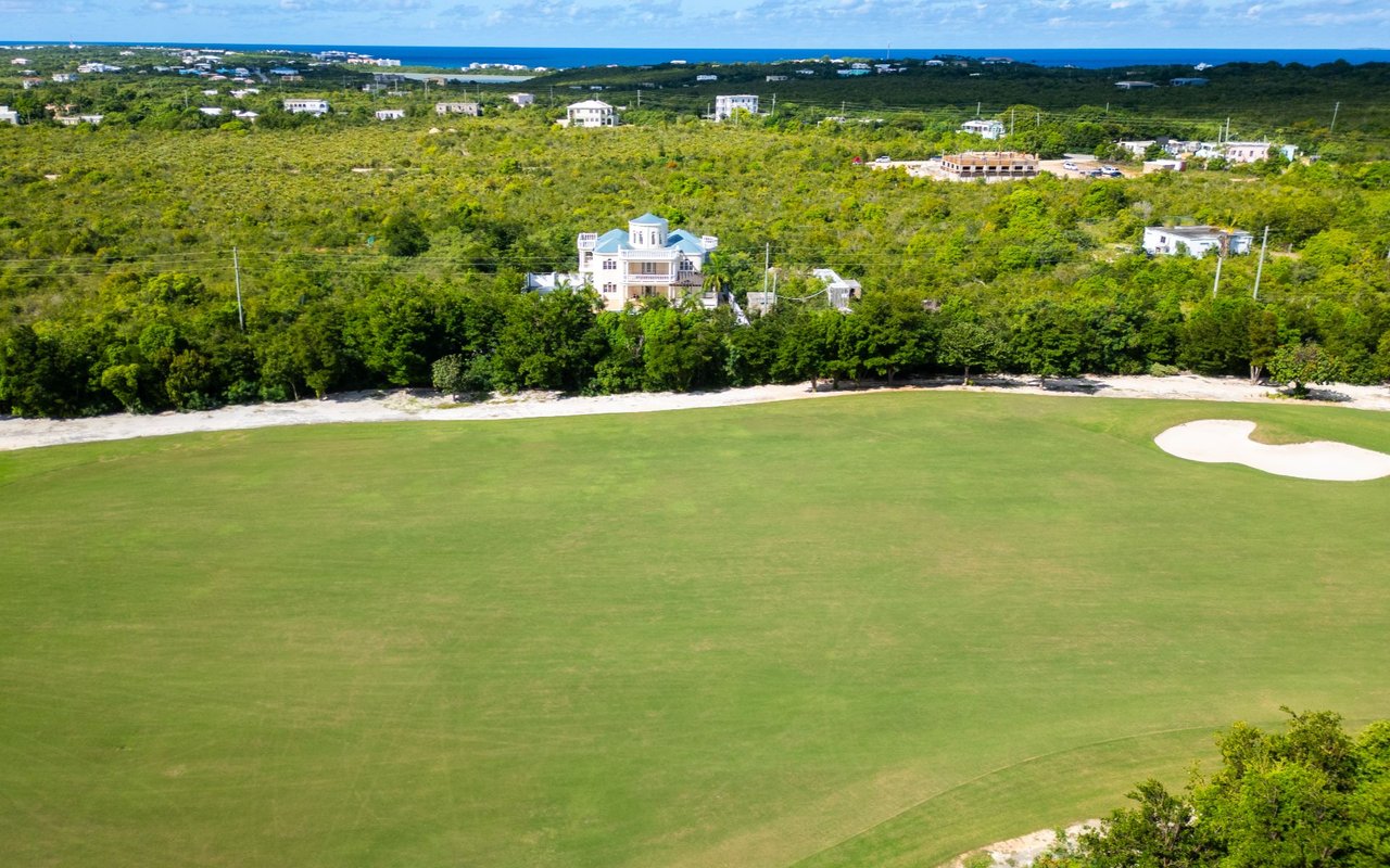 Resort Edge Villa / Les Sotto Voce