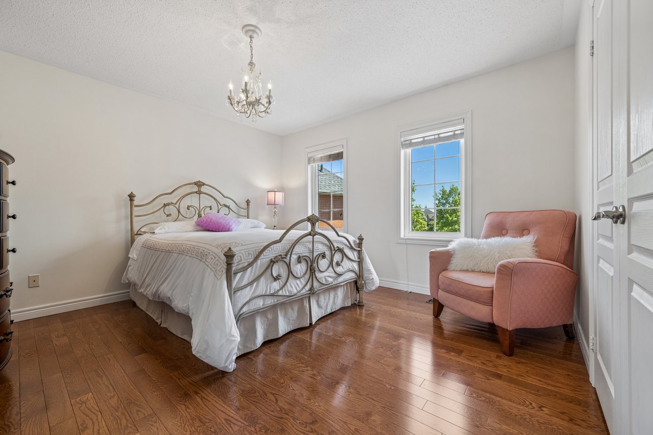 2283 Briargrove Circle, Oakville, ON