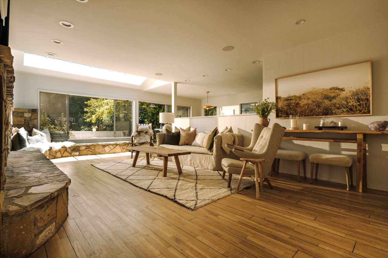 2610 Mandeville Canyon Rd