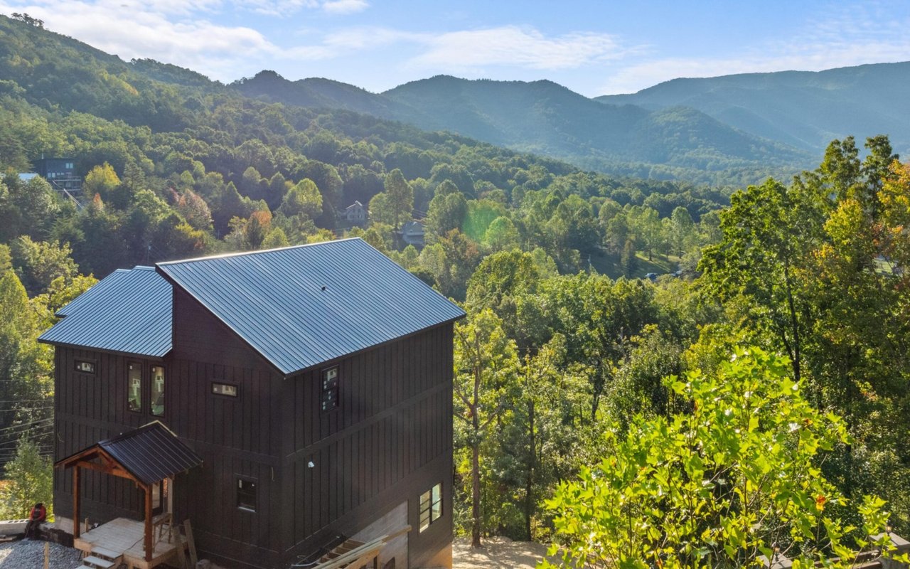 Wallace Luxury Spotlight | 3540 Mountain Tyme Way Sevierville, TN 37862