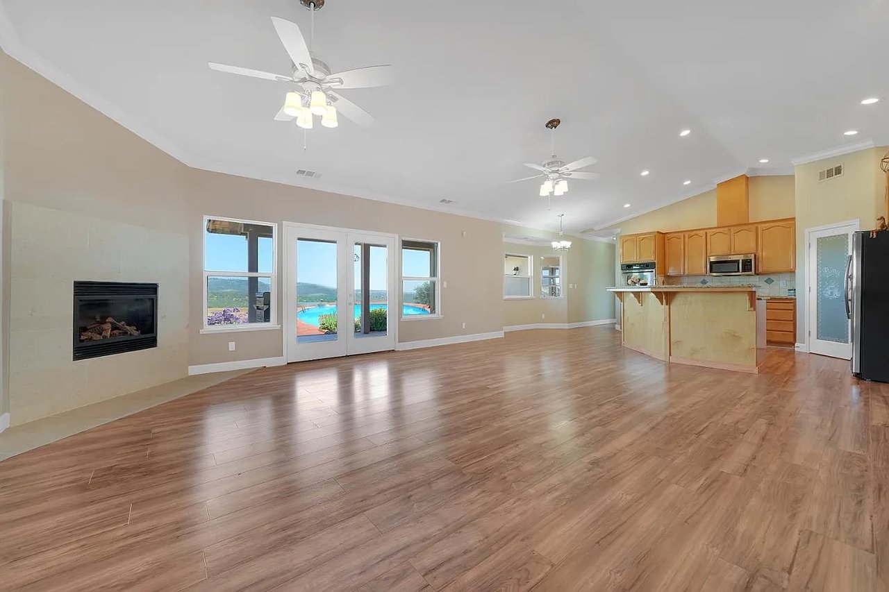 3221 Crestview Dr
