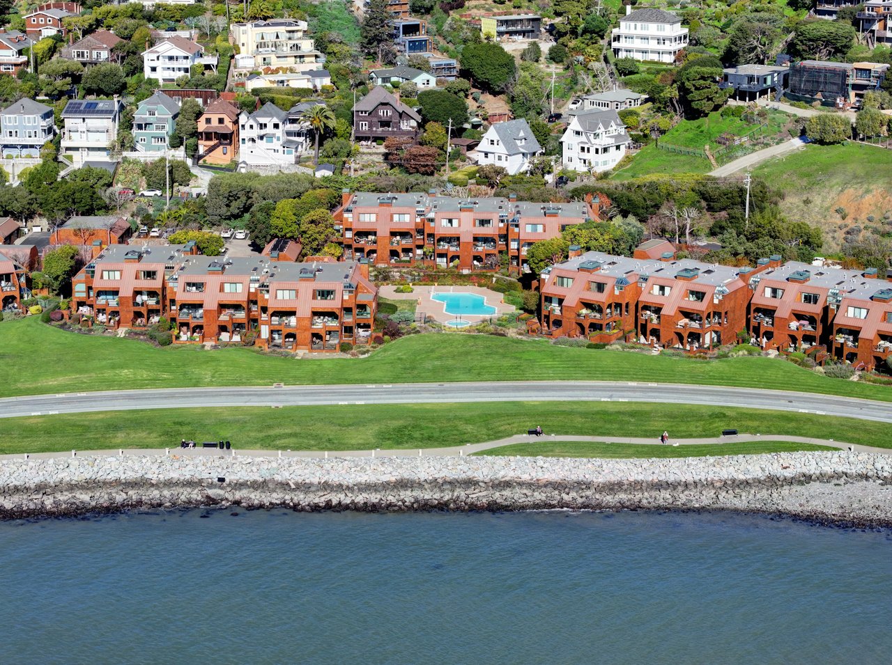 Luxurious End Unit in Point Tiburon