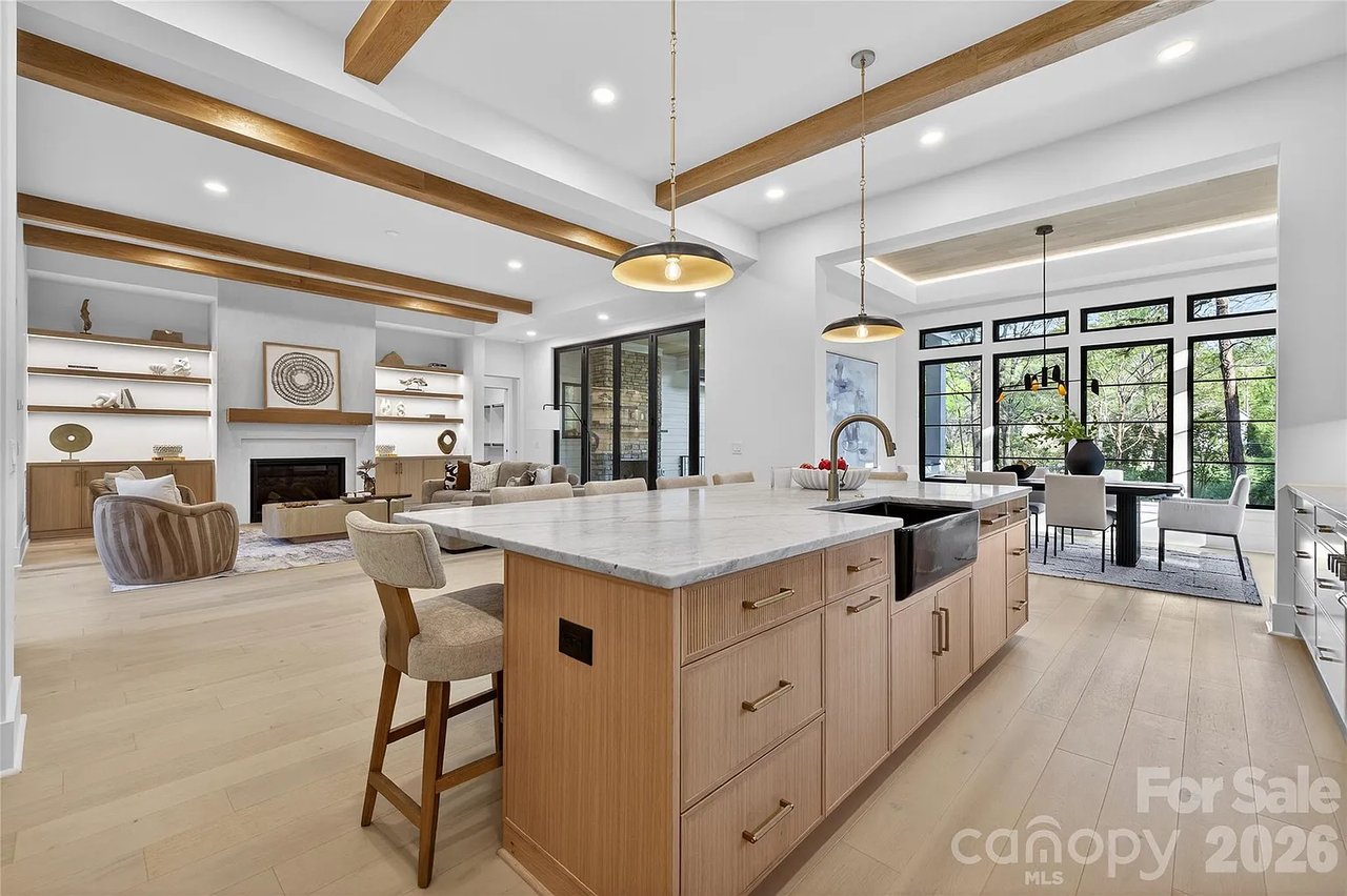 1209 Meadowood Ln