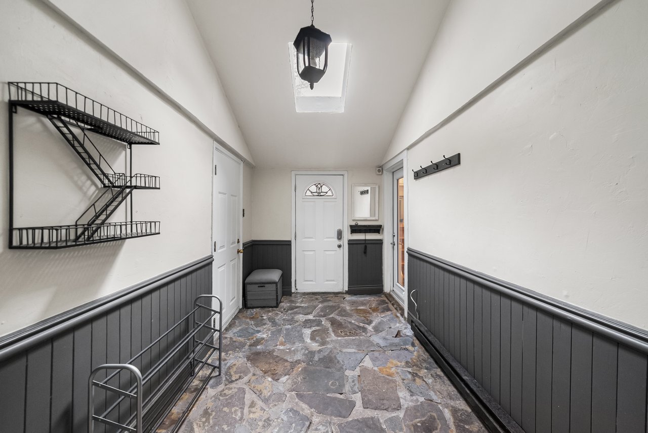 1141 Lakeshore Rd W