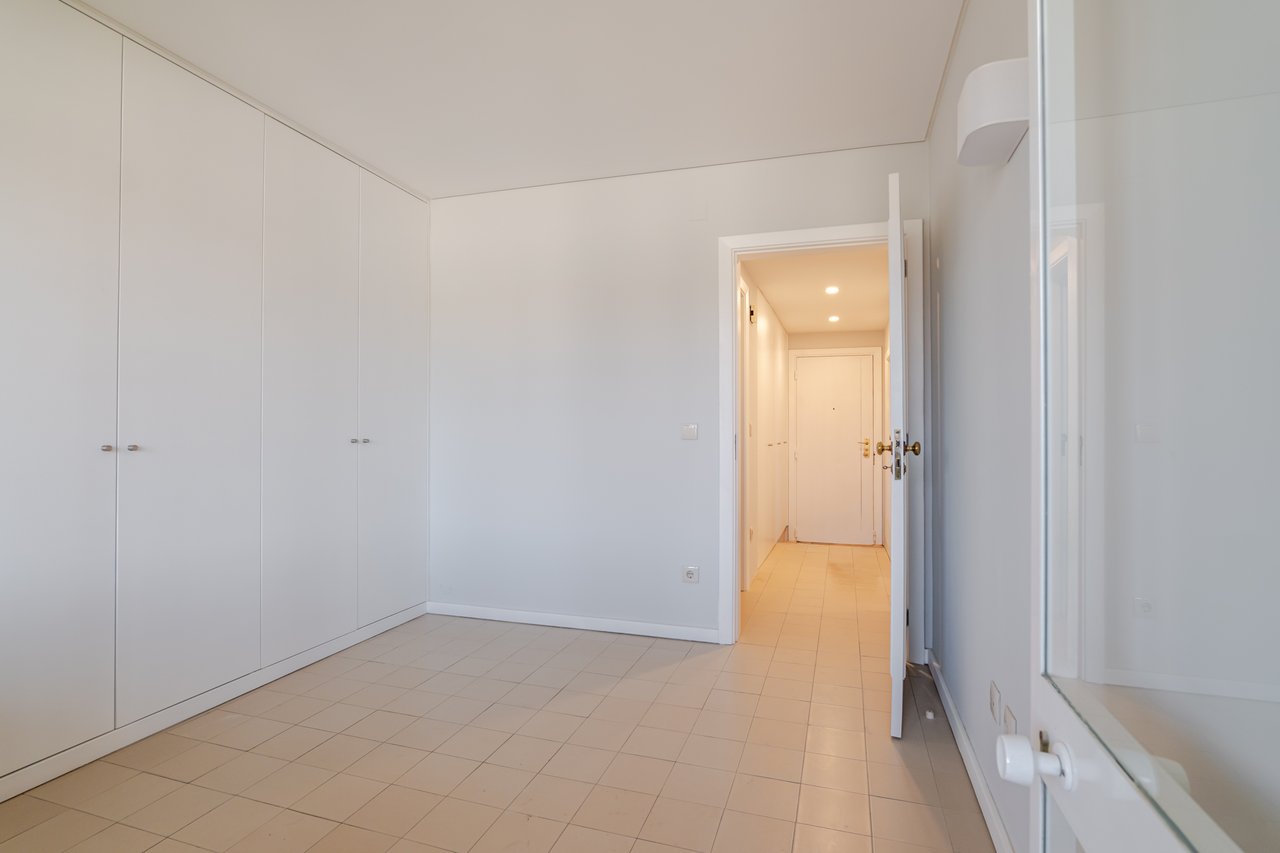 Luxury 5-Bedroom Apartment with Balcony & Private Garage in Foz do Douro, Porto