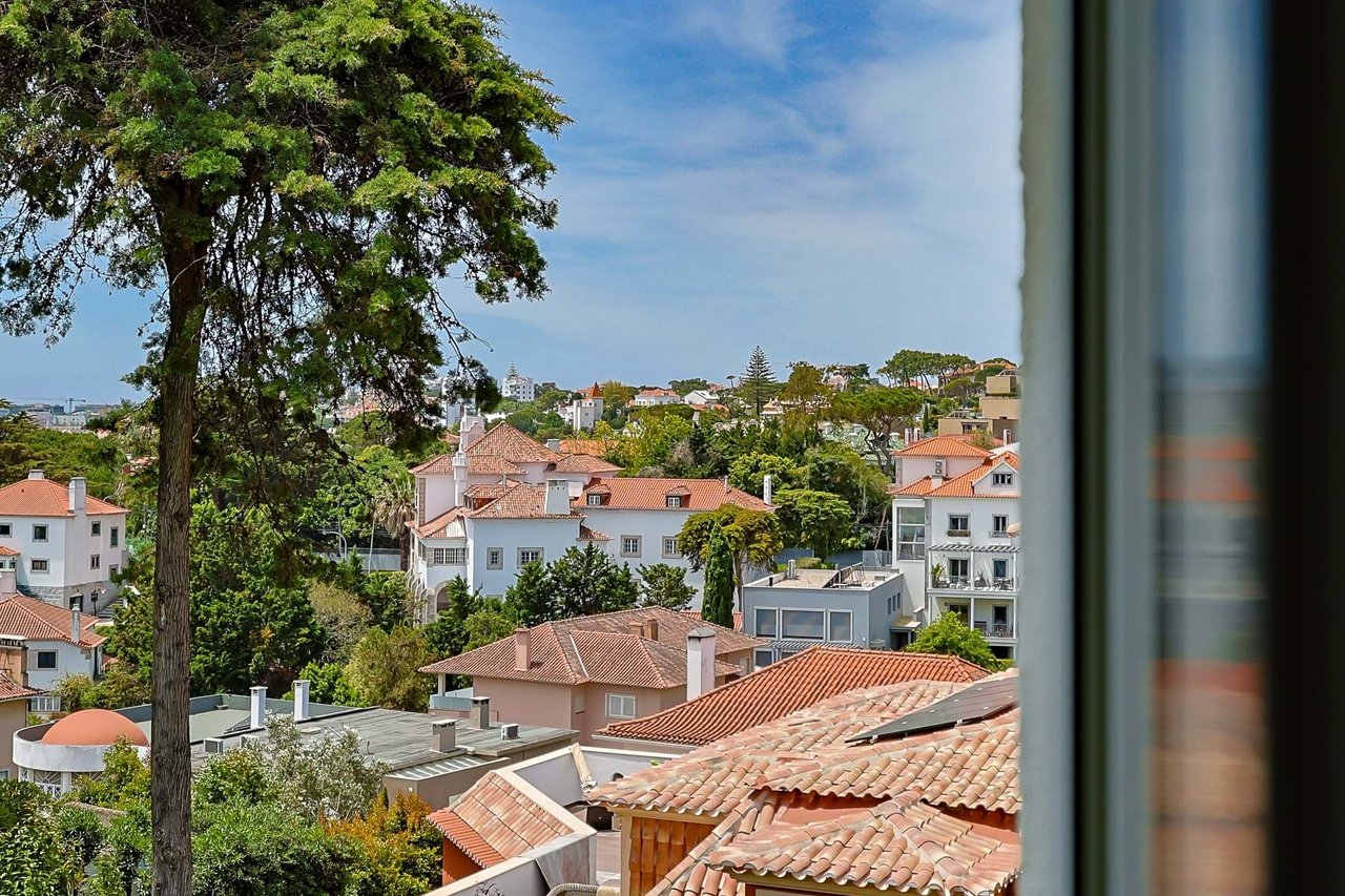Elegant 10-Bedroom Villa with Sea Views in the Heart of Estoril