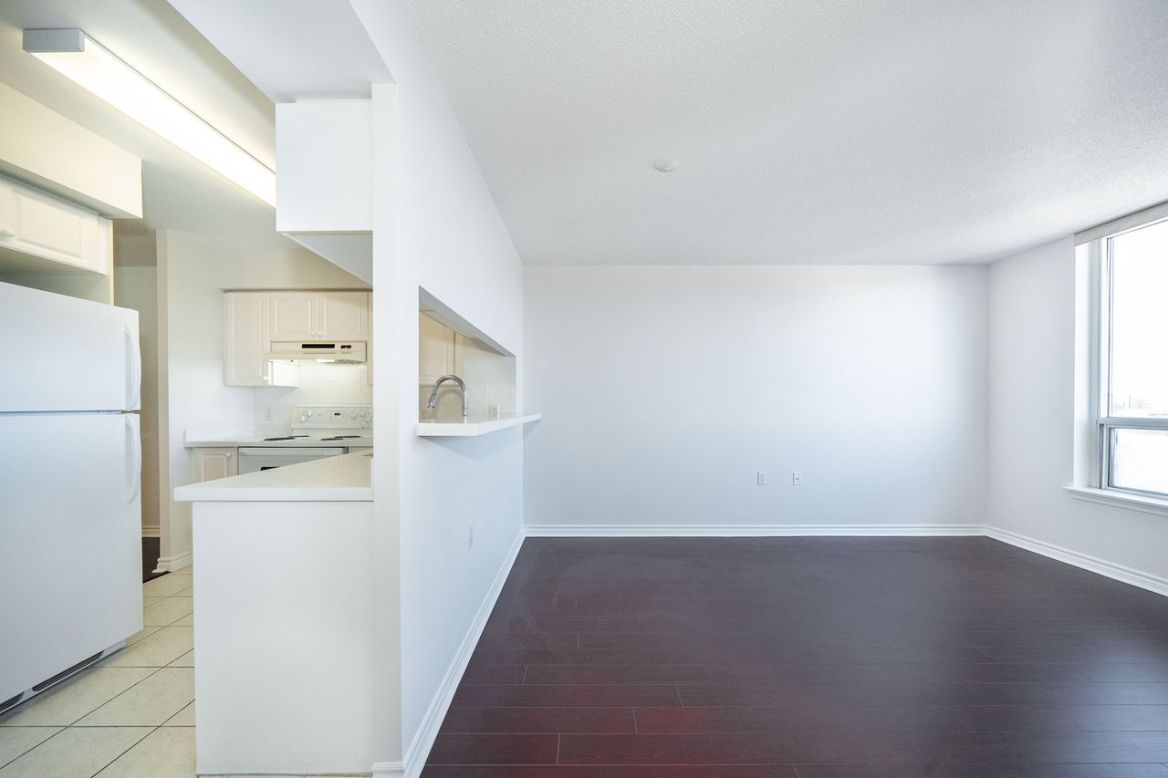 9015 Leslie Street, 807