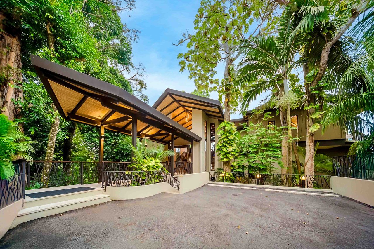 Walk to beach Vista Hermosa Estate Lucrative Contemporary Estate
