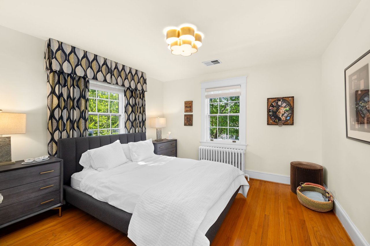 22 W OAK STREET