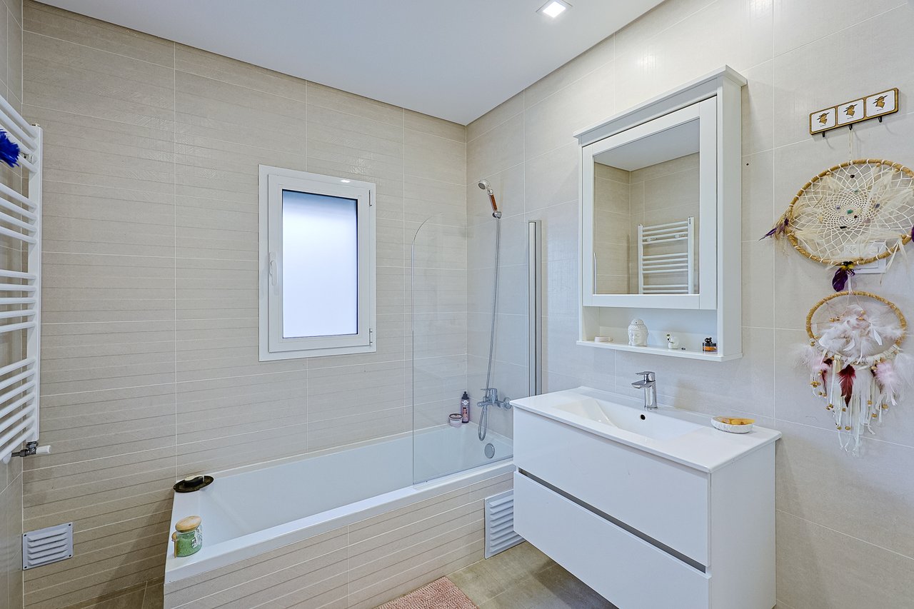 Modern 2-Bed, 2-Bath Apartment in Central Marinha Grande – Near Nazaré