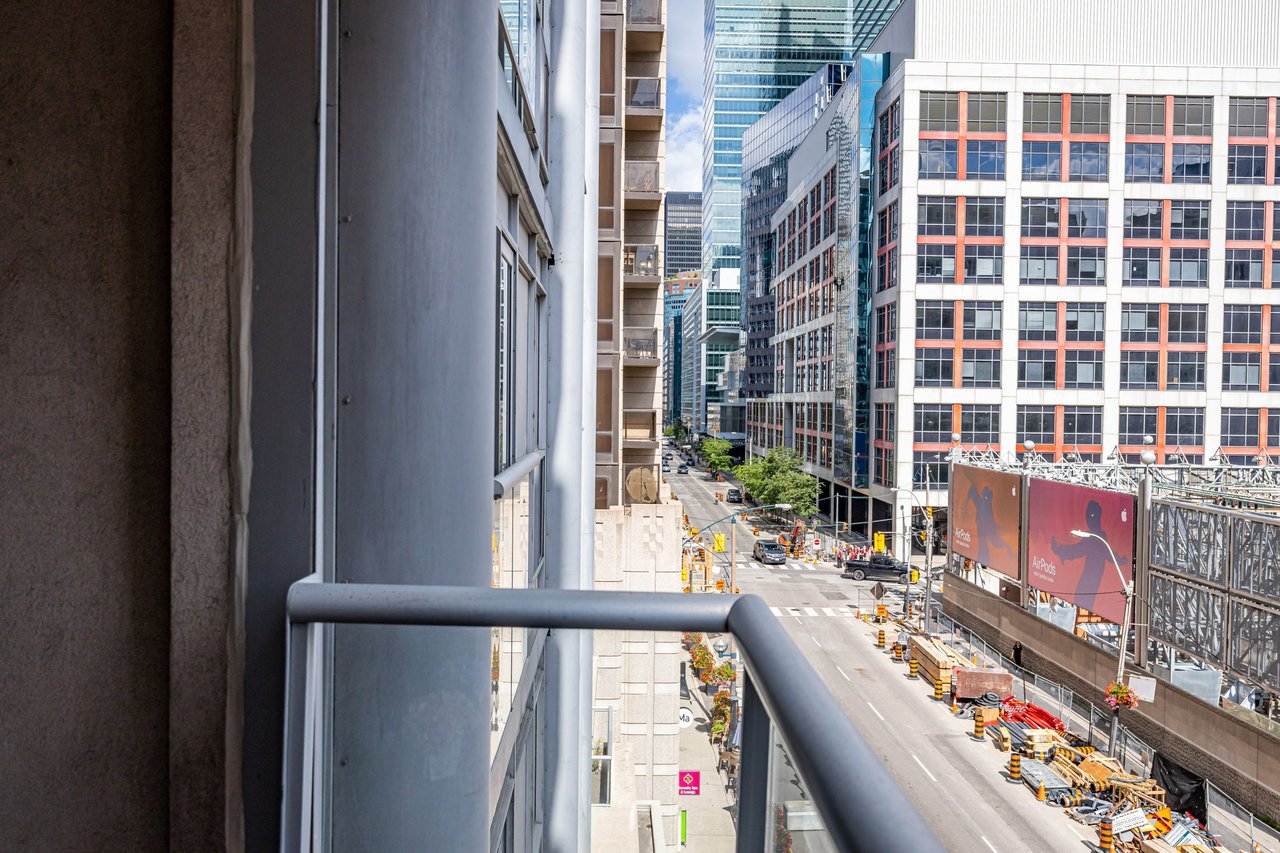 250 Wellington St W 535