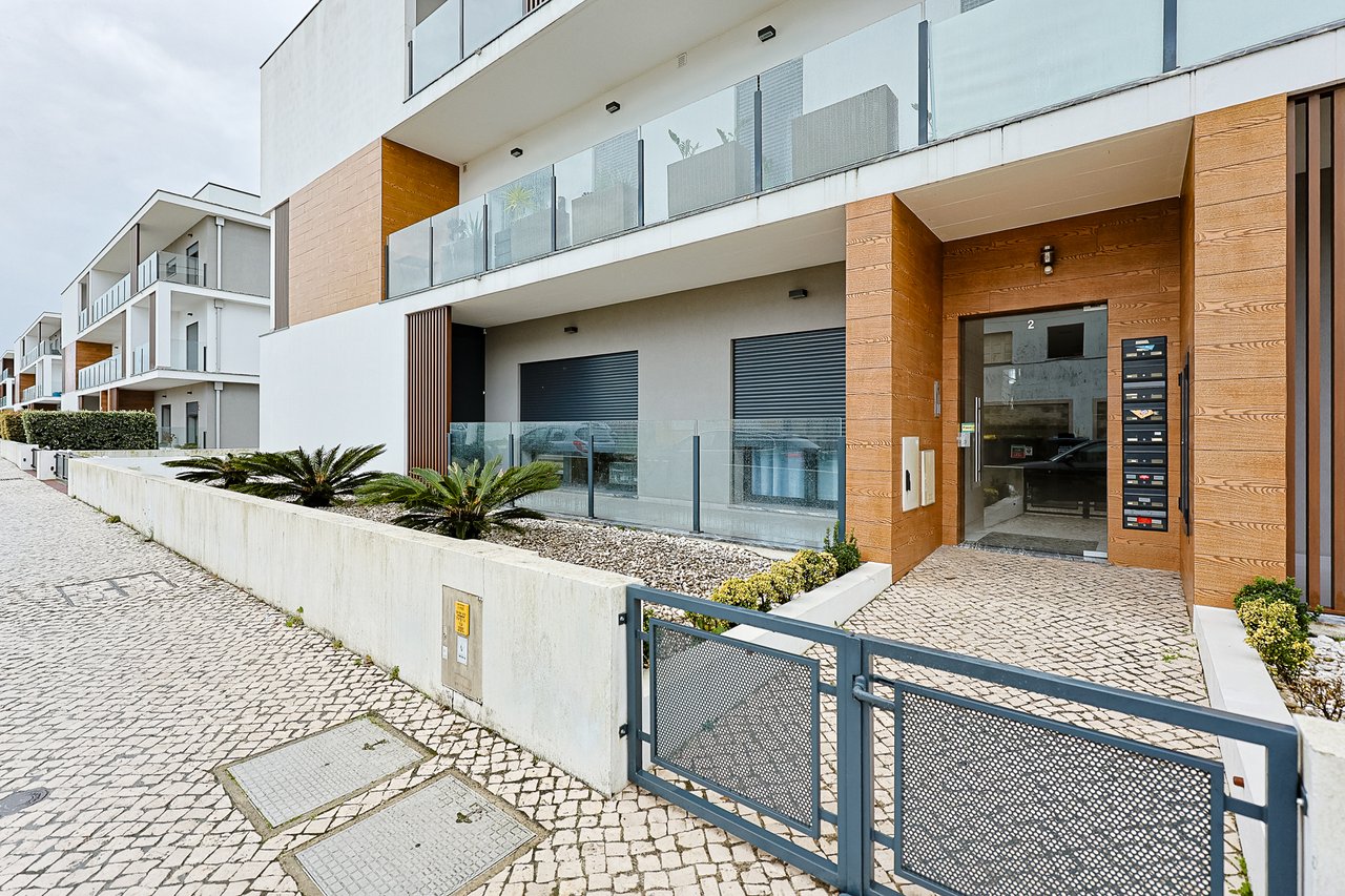 Modern 2-Bed, 2-Bath Apartment in Central Marinha Grande – Near Nazaré