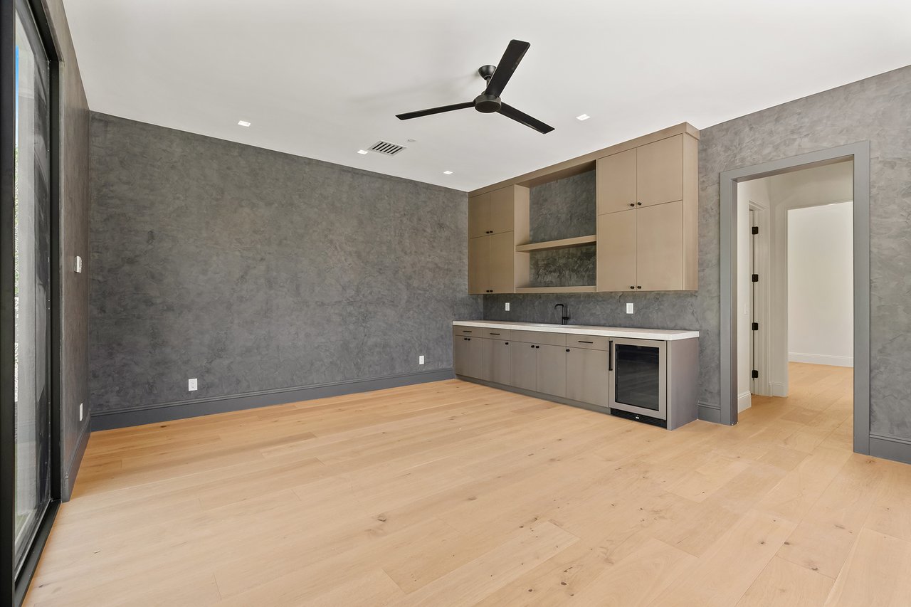 6230 E HILLCREST Boulevard