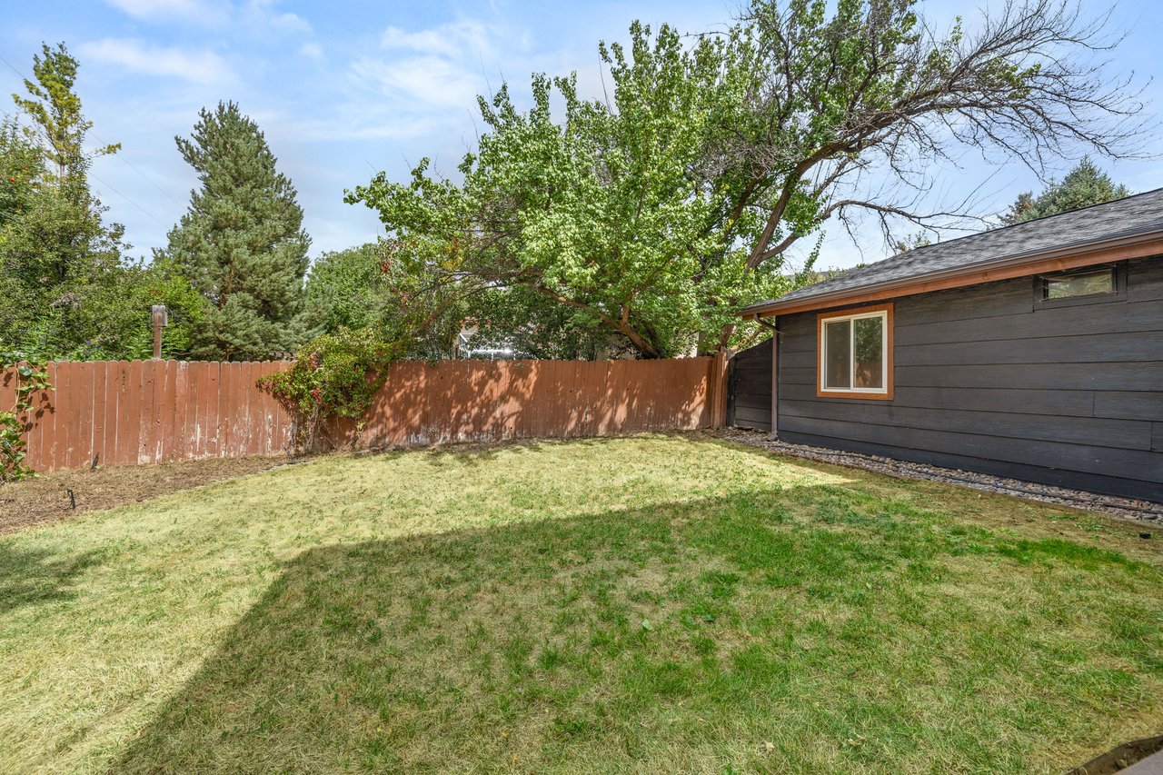 Spacious Mid-Valley Residence Near Crown Mountain Park