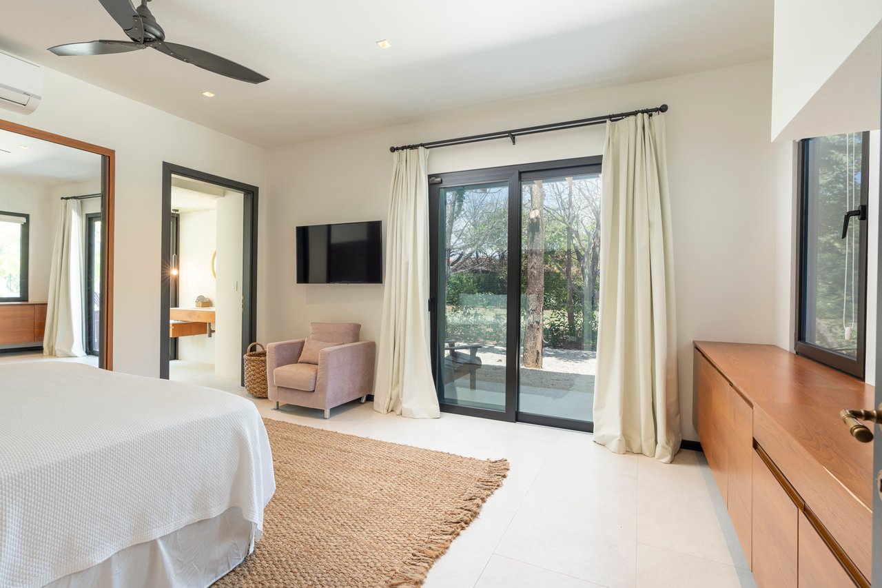 Villa Solana: Modern Luxury Steps from Playa Mansita in Hacienda Pinilla