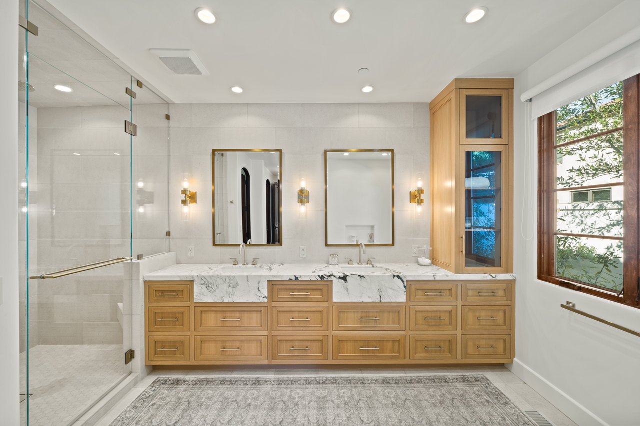 893 Laverne WAY