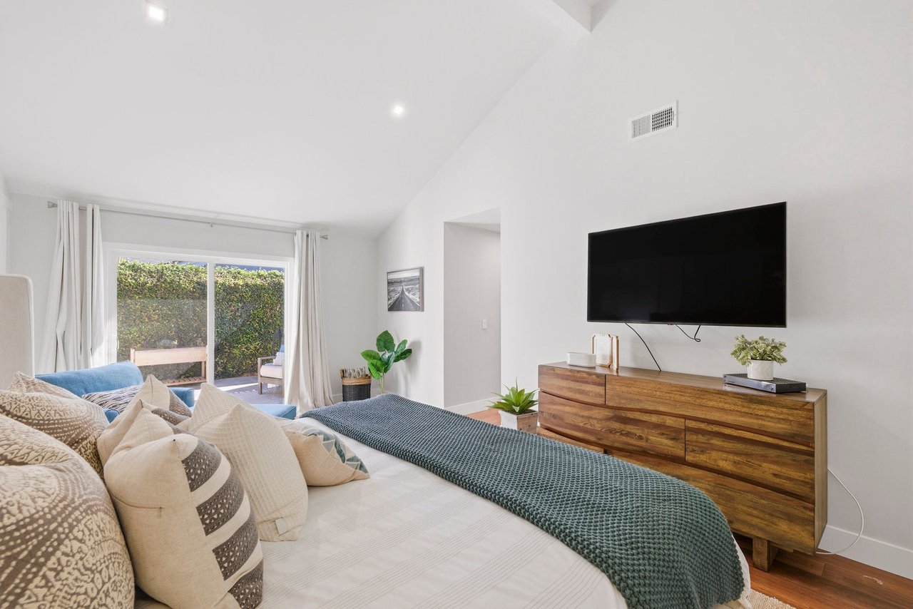 1541 Via Entrada Del Lago