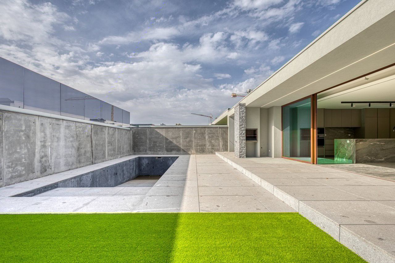 Contemporary 3-Bedroom Luxury Villa with Pool and Large Basement in Palmeira, Braga