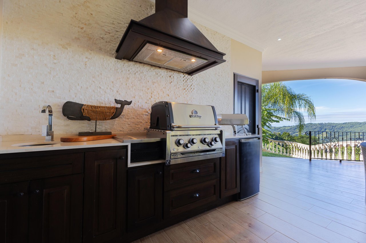 CASA ORQUIDEA – LUXURY HOME WITH OCEAN VIEWS IN GATED COMMUNITY