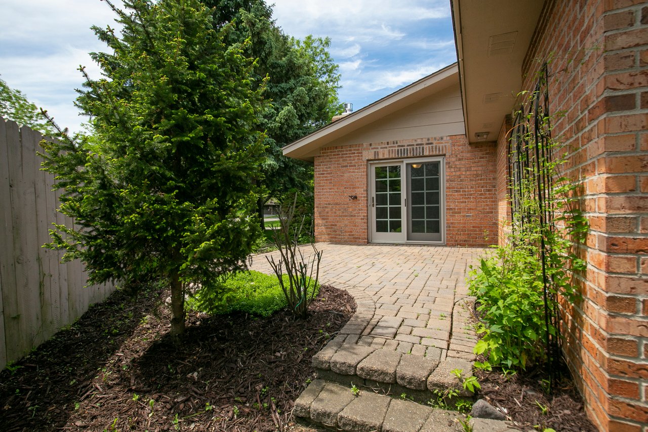 Updated Detached Villa Home  // Walk to Wayzata!